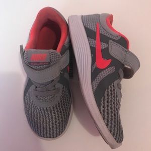 Nike Revolution 4, Toddler Girl (size 9)